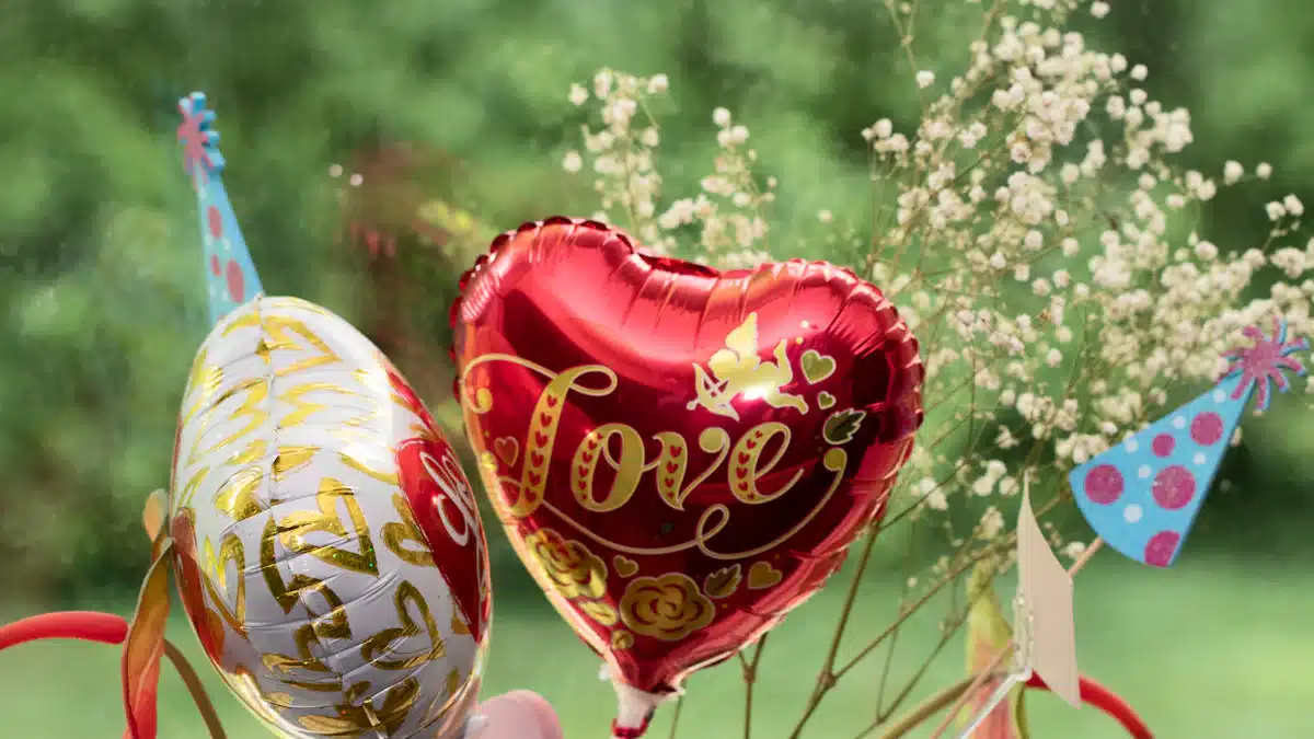 How to Choose Romantic Balloons for Valentine's Day 2025